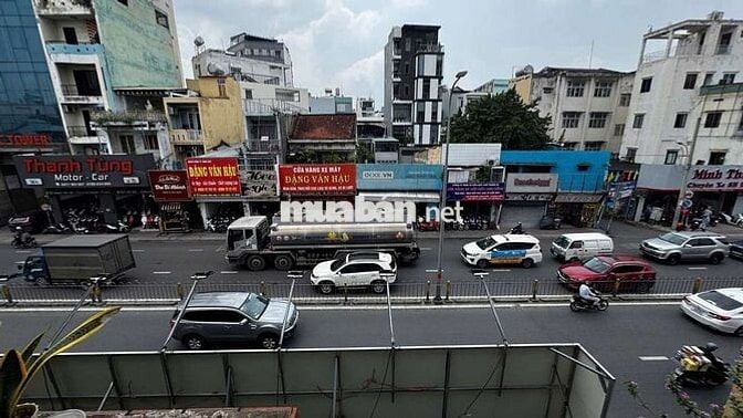 Nhà mình ở dư 1 phòng 30m2 có ban công , MT hoàng văn thụ