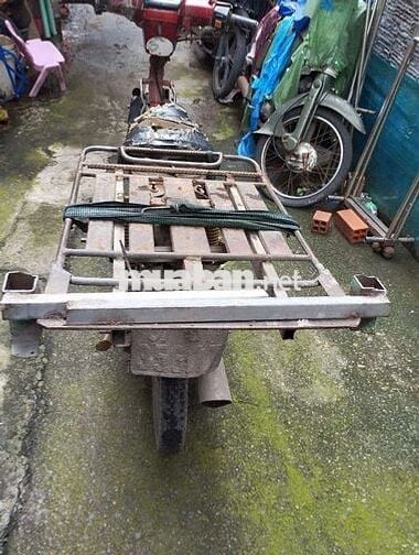 Nhà có chiếc xe chở hàng lạc giấy chứng sanh