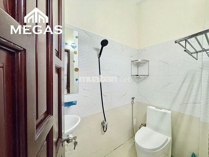 phòng trọ rộng 25m2 bancol cửa sổ mới xây ngay tại đường cmt8 -quận 10