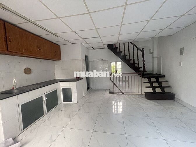 NHÀ 2 LẦU ĐƯỜNG 8M CÓ LỀ KHU BUÔN BÁN VẢI PHÚ THỌ HÒA – 4.05 TỶ TL