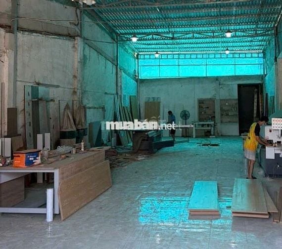 Thuê kho xưởng Quận 7 DT 1000m có sẵn văn phòng, wc, PCCC chuẩn.