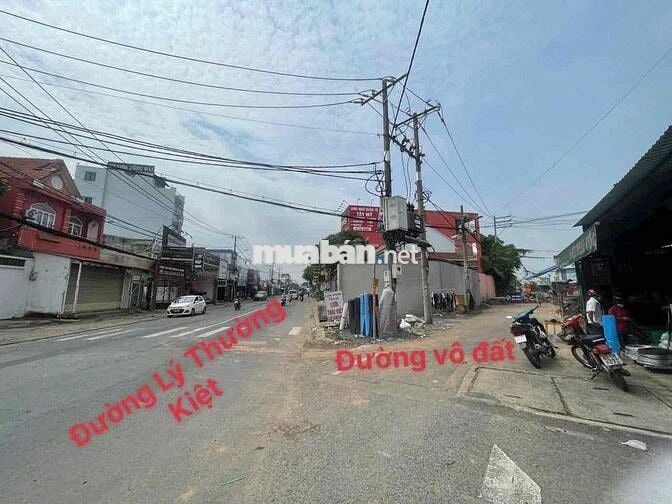 Đất thổ cư xây dựng hoàn công Ok , khu dân cư , không mồ mã :