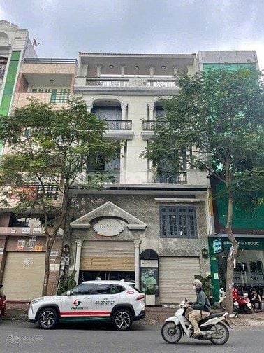 Hiếm nhà mặt tiền Lê Văn Sỹ, Quận 3. Ngang 6m, giá chỉ 4x triệu/tháng.