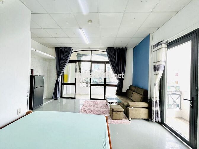 CĂN HỘ BANCON NGAY CẦU VƯỢT HÀNG XANH CÓ THANG MÁY BẢO VỆ - AN NINH