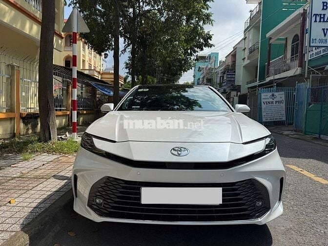 Toyota Camry 2.5 HEV Top 2025 - 7998 km