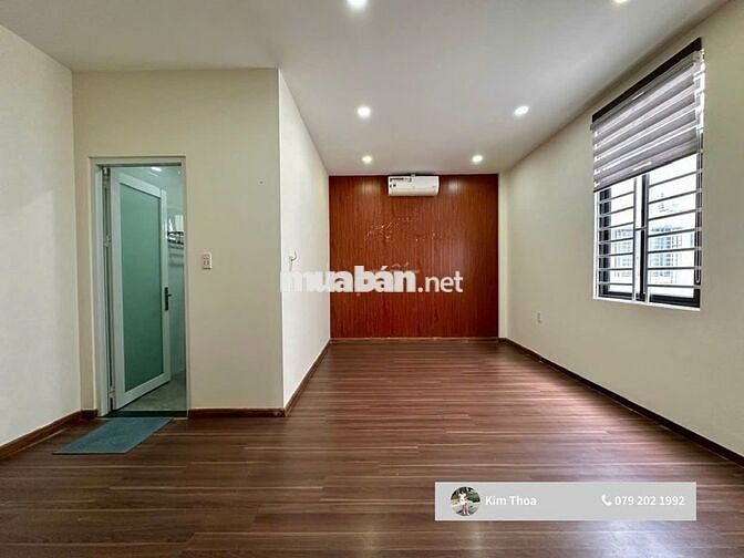 Văn phòng 20m2 có cửa sổ ở Vạn Phúc, t. máy, máy lạnh hầm xe. Giá 5 tr