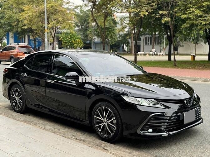 Bán xe Toyota Camry 2.5Q 2023 màu đen