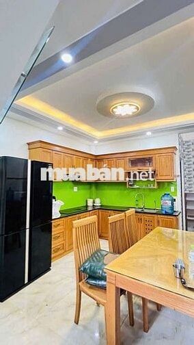 Nhà mới sẵn nôi thất ,4pn 4wc, ôtô vô nhà .đg 7m thông