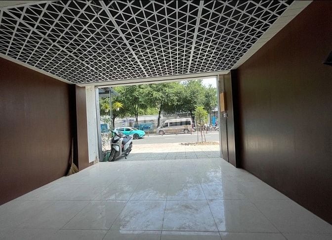 Mặt tiền 5m Sân 70 m lề 7m lý thường kiệt gần Bắc Hải nguyên căn 4Tầng