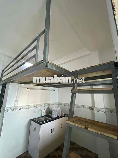 Pass phòng ban công + máy lạnh , dọn ở liền