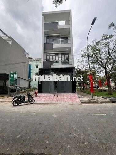 Nhà mới xây 💯% 5 x 20 có 5pn 6wc sân thượng có sẵn 4 máy lạnh mới