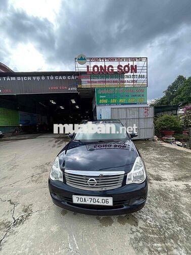 Xe gia đình đang chạy ngon