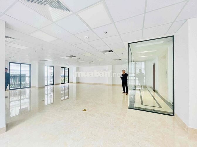 Cho thuê văn phòng tại Trần Duy Hưng 140m2 giá 30t mặt tiền 13m cực re