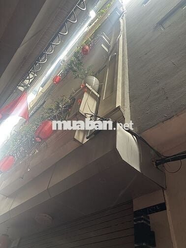 Nhà dân xây 6 tầng hàng xóm trường Học Viện Tài Chính