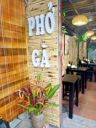 Sang nhượng quán phở gà tại phố tạ Quang bửu 