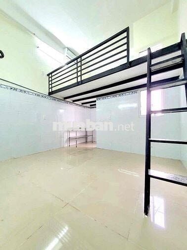 Phòng gác cao 2m, ở được 3-4 người, sau lưng Etown Cộng Hoà