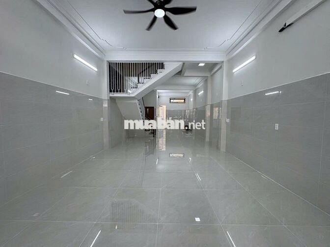 Nhà khu Phạm Văn Đồng trống suốt – Vị trí đẹp, phù hợp kinh doanh