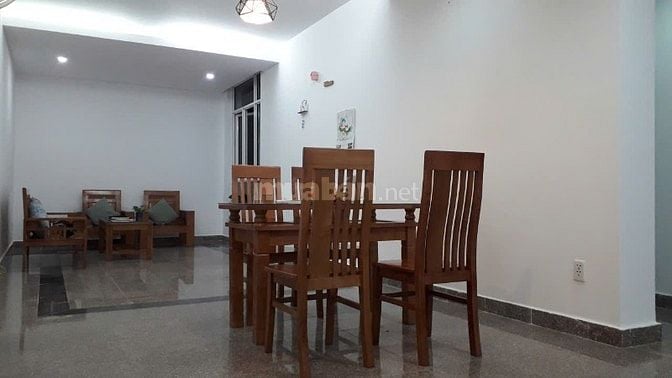 Căn hộ có 2 phòng ngủ, 2WC, thiết kế gỗ đơn giản, thoáng mát 