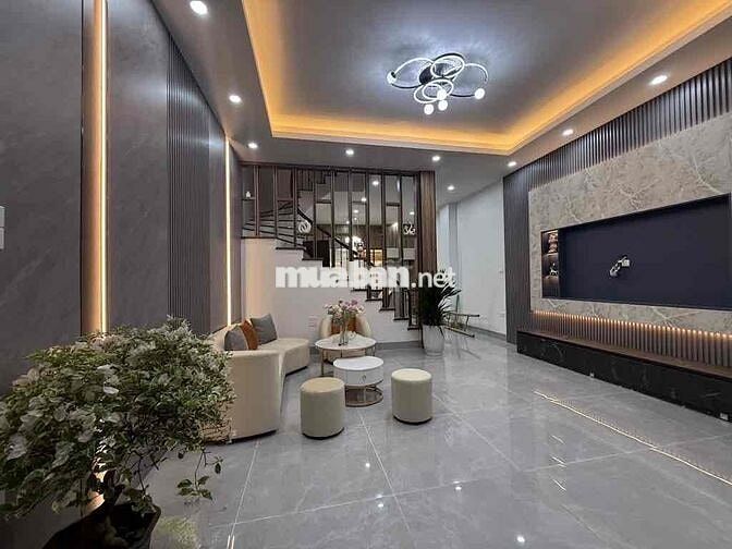 NHÀ V.I.P Ngọc Lâm cạnh con phố ẩm thực . ô tô đỗ cửa