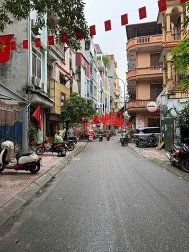 Bán nhà mặt ngõ 154 Ngọc Lâm. Nhày 5 tầng nở hậu đẹp. Ngõ kinh doanh