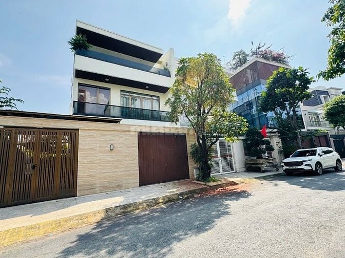 Chính chủ bán gấp Biệt thự Quận 2 Hồ Bơi sân vườn 240m2 giá chỉ 55 tỷ