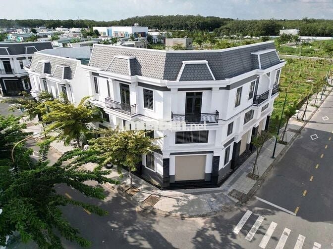 Bán căn nhà đường D8, kế mảng xanh, gần công viên