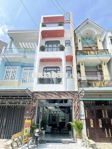 nhà hoàn công . sân ô tô. có 4 phòng ngủ . phòng thờ. gần thủ Đức.