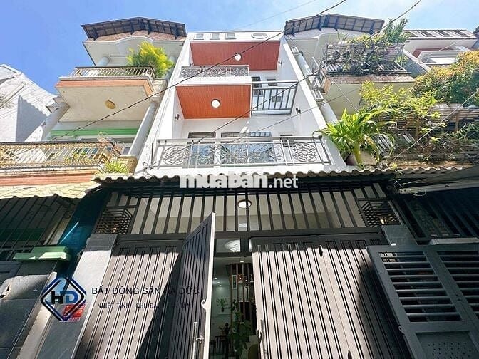 Nhà 2 lầu 4.2x13 hẻm xe hơi tặng nội thất cách Lê Văn Khương 100m