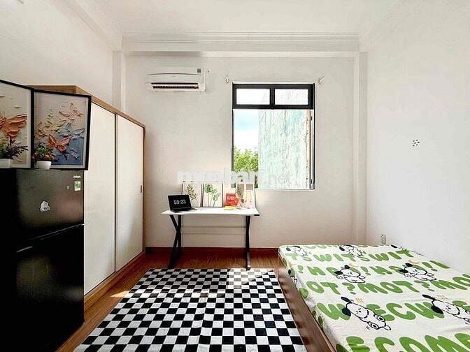 Trống lại siêu phẩm căn hộ dịch vụ cửa sổ trời đi bộ qua ĐH Văn Lang