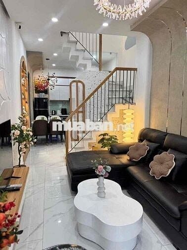 Nhà 1 trệt 1 lầu mới tinh, 2 phòng ngủ. HẺM 3M ngay chung cư dreamhome