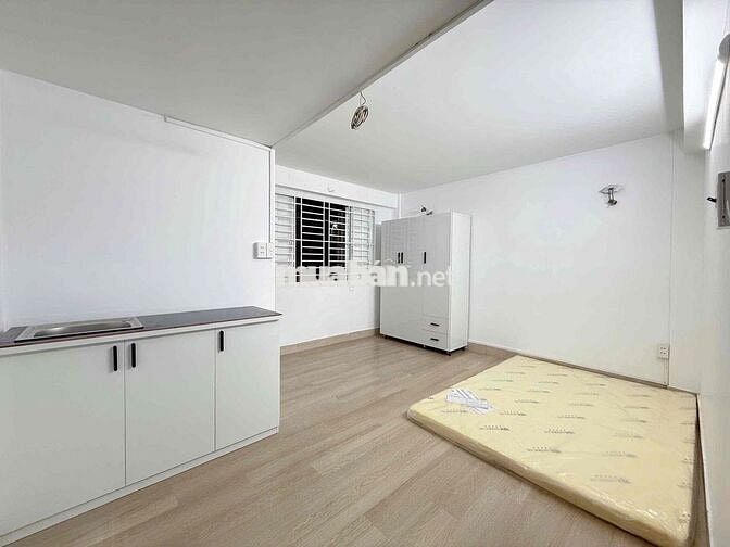 Studio cửa sổ lớn full nội thất ngay mặt đường ng tri phương