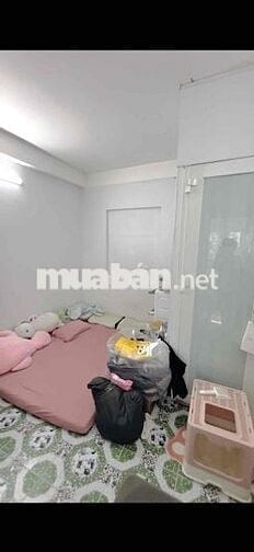 Phòng ngủ tách bếp riêng biệt, có ban công nhỏ