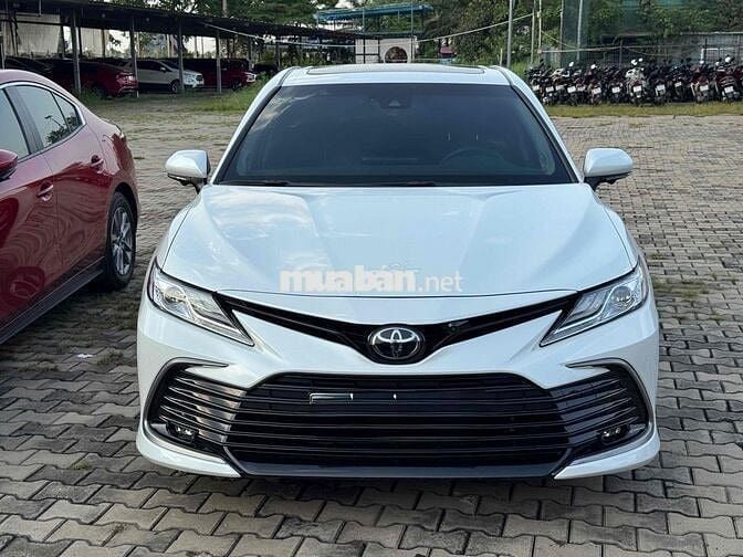 Toyota Camry 2022 2.0 Q - 10000 km Trắng nt Đen