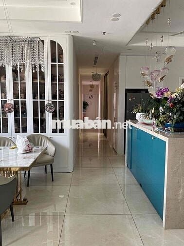 Cho thuê căn Penhouse, diện tích 178m2, 4 phòng ngủ + 1 phòng kho M8