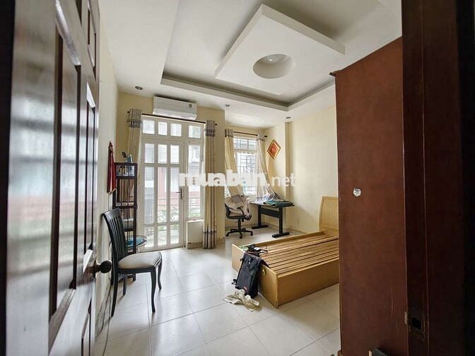 Phòng đủ nội thất, có ban công cửa sổ