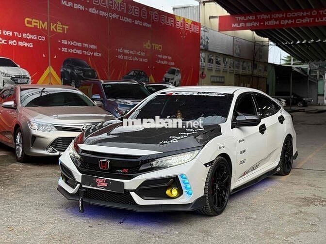 Honda Civic 2019 1.5 Turbo RS lên 100 tr đồ chơi