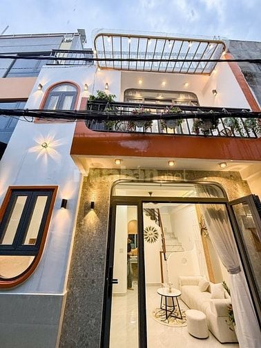 Bán nhà đẹp 3PN- xe hơi đậu sát nhà đường Phan Văn Trị