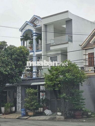 Nhà 3 Tầng ! Đường Nhựa Vỉa Hè Sát Bên Siêu Thị BigC Go Dĩ An