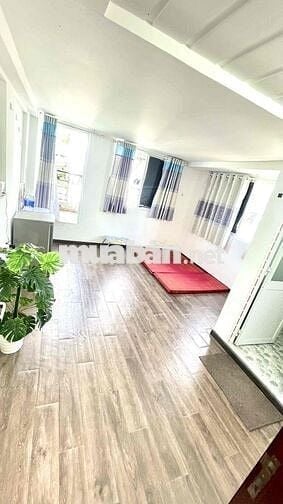 Chính chủ cho NỮ thuê phòng. Có ban công, cửa sổ, toilet, kệ nấu ăn.