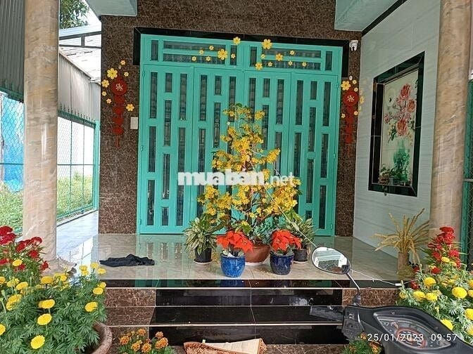 Nhà có sân đậu xe hơi tại Long Tân