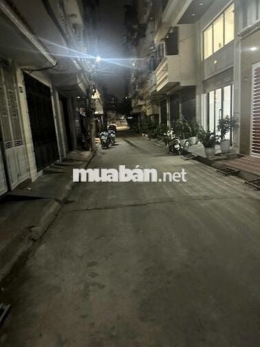 Nhà mặt tiền 36 m2, 4 phòng ngủ, ngõ 207 đường Ngọc Hồi