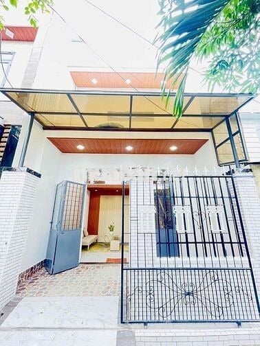 Nhà gác đúc phong cách hiện đại ngay bến xe thành phố