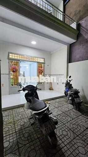 Cho thuê nhà 8tr mới tinh xem nhà thích ngay. Sân rộng hẻm oto nhỏ