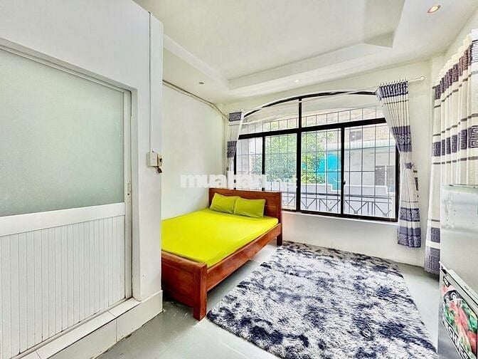 PHÒNG FULL NỘI THẤT CỬA SỔ LỚN Y HÌNH NGAY NGÃ TƯ HÀNG XANH GẦN HUTECH