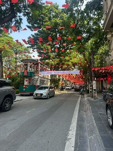 Bán nhà mặt phố Trịnh Công Sơn, 30m2, mặt tiền kinh doanh, có vỉa hè