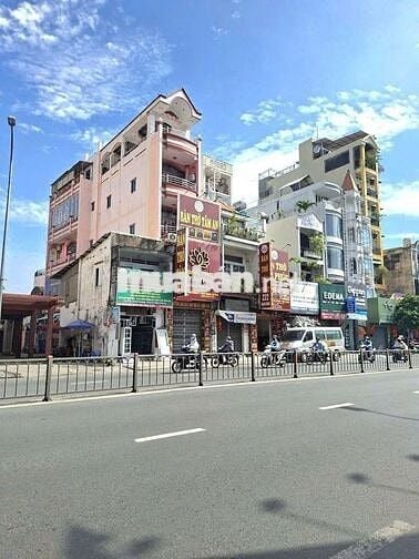 Nhà mặt tiền 1 trệt 4 lầu sân thượng, DT đất 75m2, 22 tỷ