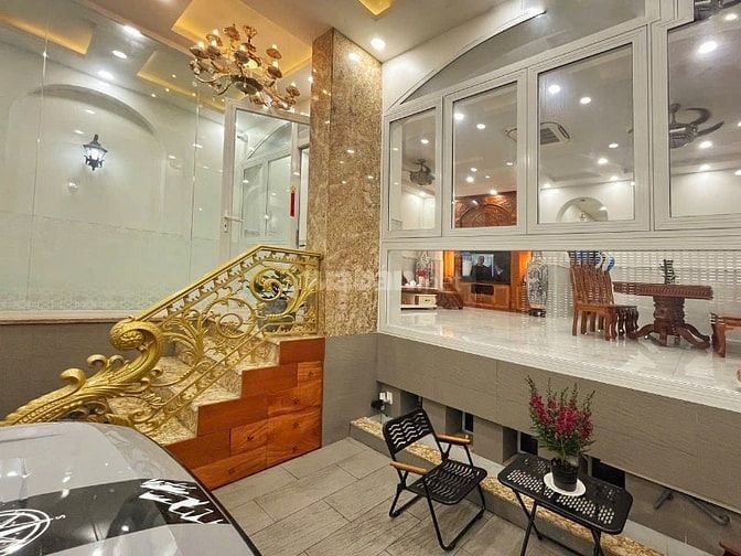 BÁN GẤP TÒA CHDV 9x19 GIA ĐÌNH Ở NHƯ BIỆT THỰ VÀ THU NHẬP 120TR/THÁNG