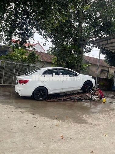 Kia Cerato 5 chỗ màu Trắng