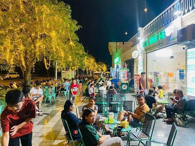 NHÂN VIÊN PHỤC VỤ QUÁN CHÈ, TRÀ SỮA TẠI CV NHẠC NƯỚC VẠN PHÚC, TPHCM