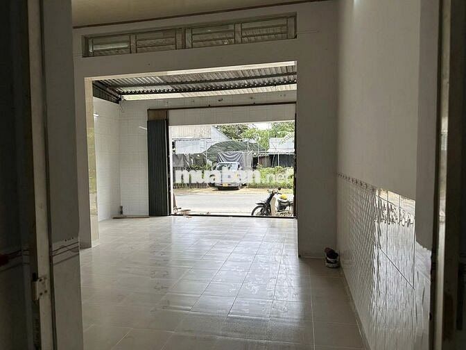 Chủ gửi bán gấp căn nhà mặt tiền 100m2 gần chợ 640 triệu thương lượng